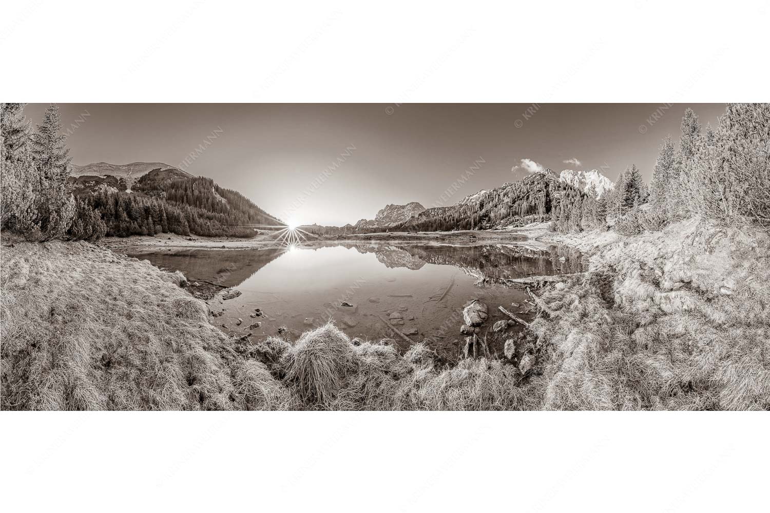 Zeit zum atmen – Seitenverhältnis 2,5:1 — Soiern und Karwendel Die ersten Sonnenstrahlen an dem kleinen See bei der Fereineralm