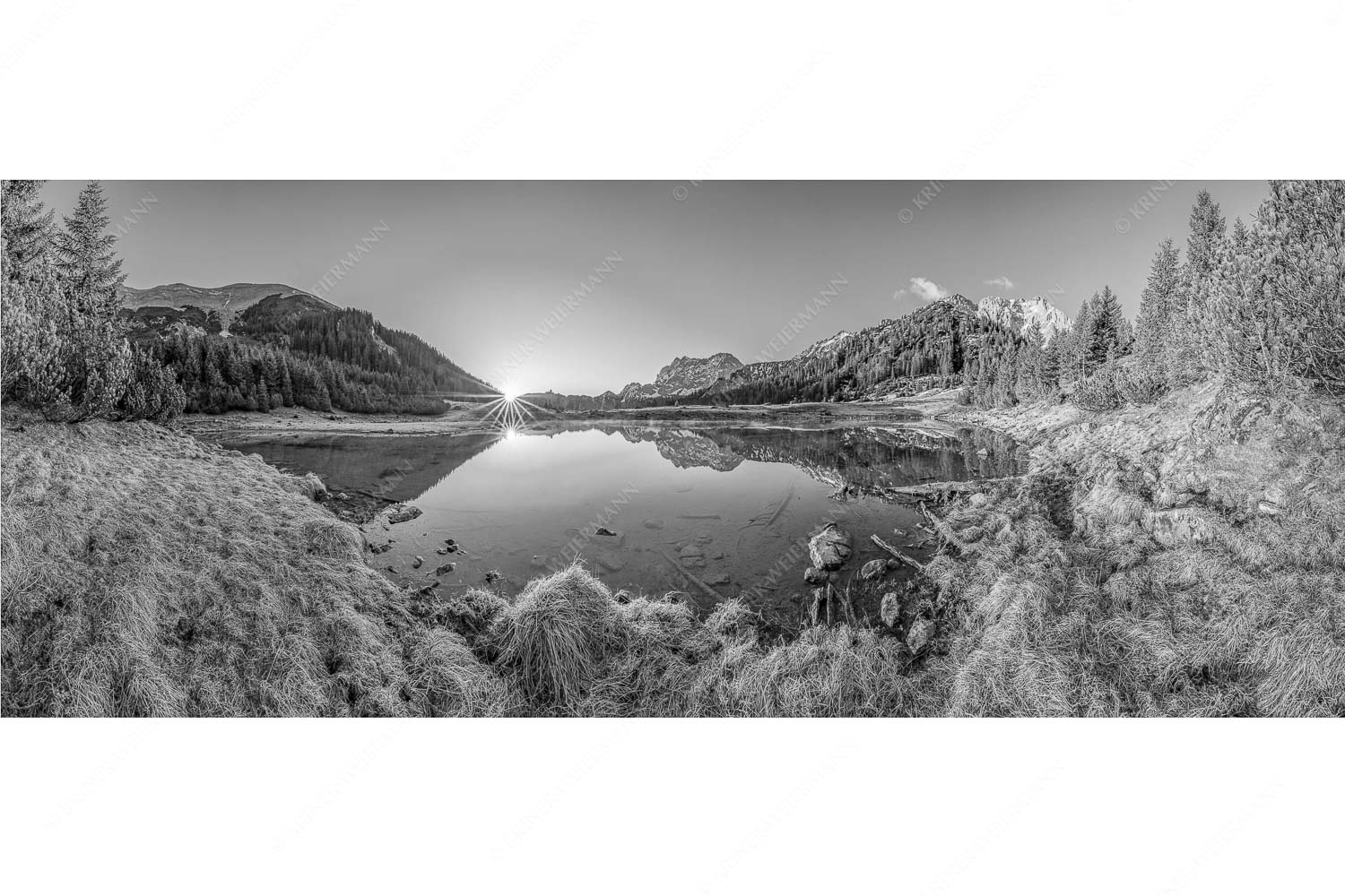 Zeit zum atmen – Seitenverhältnis 2,5:1 — Soiern und Karwendel Die ersten Sonnenstrahlen an dem kleinen See bei der Fereineralm