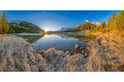 Die ersten Sonnenstrahlen an dem kleinen See bei der Fereineralm - Zeit zum atmen - Seitenverhältnis 2:1 - Soiern und Karwendel - weitere Infos unter https://www.kriner-weiermann.de