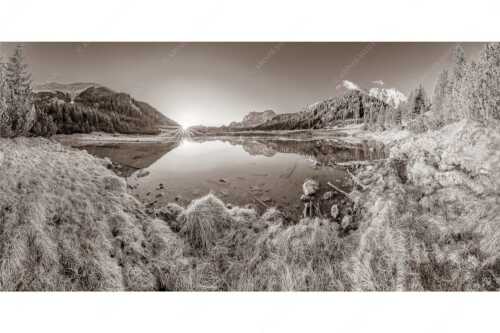 Die ersten Sonnenstrahlen an dem kleinen See bei der Fereineralm - Zeit zum atmen - Seitenverhältnis 2:1 - Soiern und Karwendel - weitere Infos unter https://www.kriner-weiermann.de