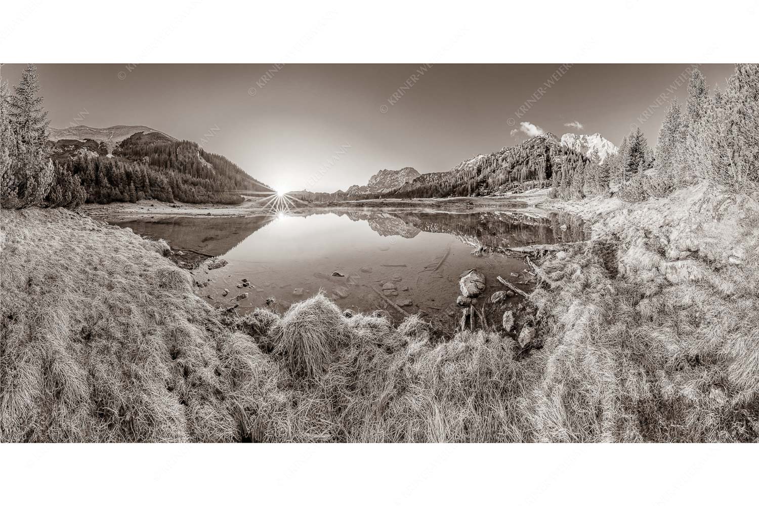 Zeit zum atmen – Seitenverhältnis 2:1 — Soiern und Karwendel Die ersten Sonnenstrahlen an dem kleinen See bei der Fereineralm