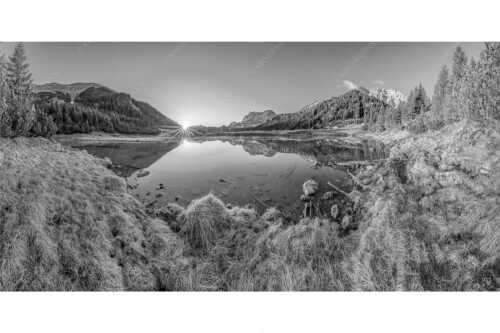 Die ersten Sonnenstrahlen an dem kleinen See bei der Fereineralm - Zeit zum atmen - Seitenverhältnis 2:1 - Soiern und Karwendel - weitere Infos unter https://www.kriner-weiermann.de