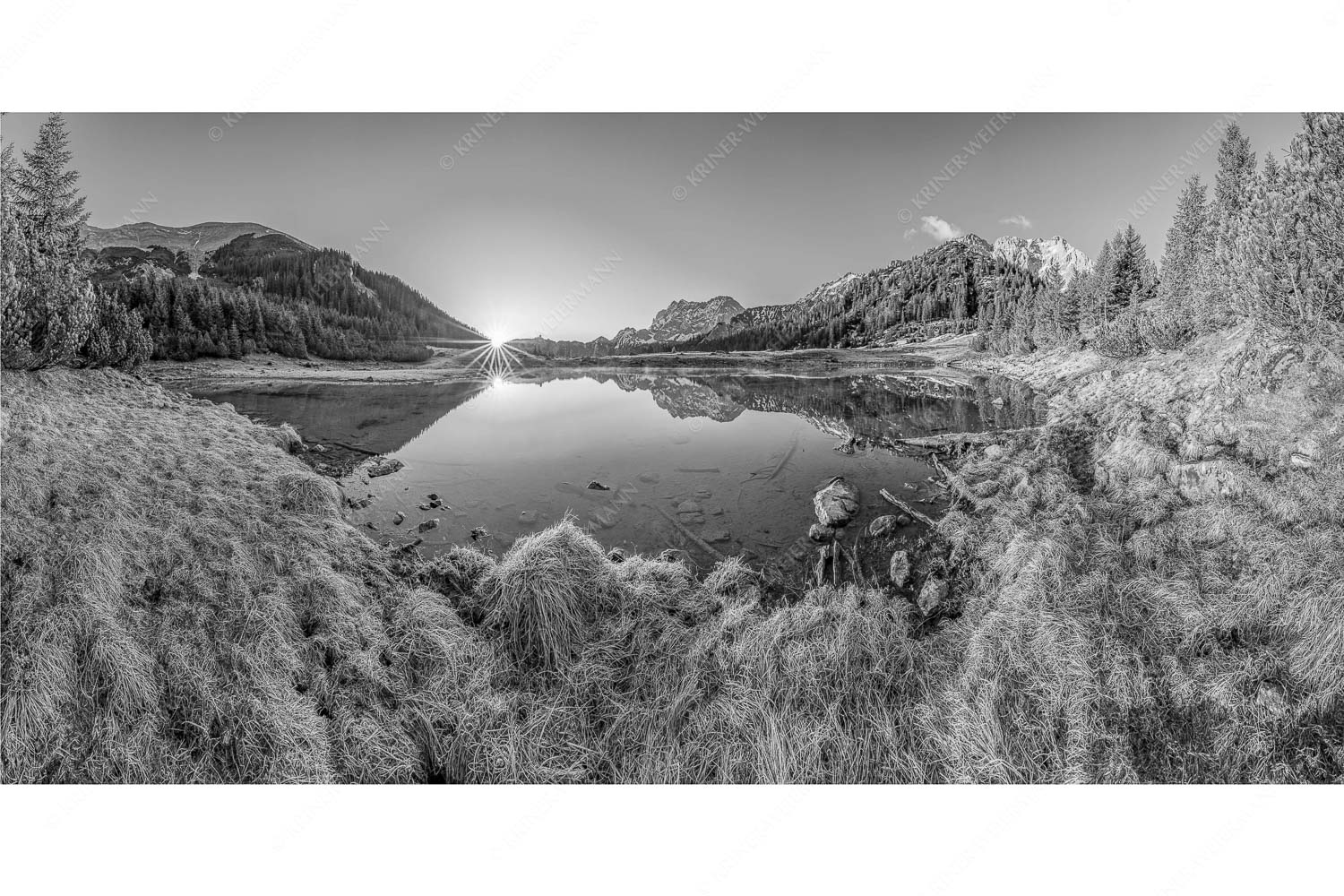 Die ersten Sonnenstrahlen an dem kleinen See bei der Fereineralm