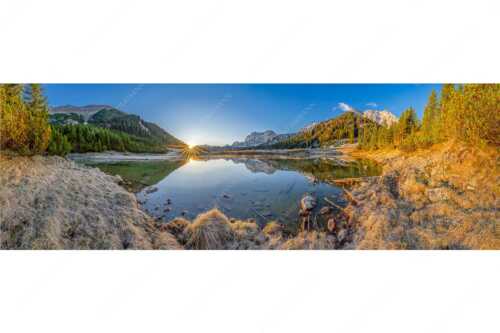 Die ersten Sonnenstrahlen an dem kleinen See bei der Fereineralm - Zeit zum atmen - Seitenverhältnis 3:1 - Soiern und Karwendel - weitere Infos unter https://www.kriner-weiermann.de
