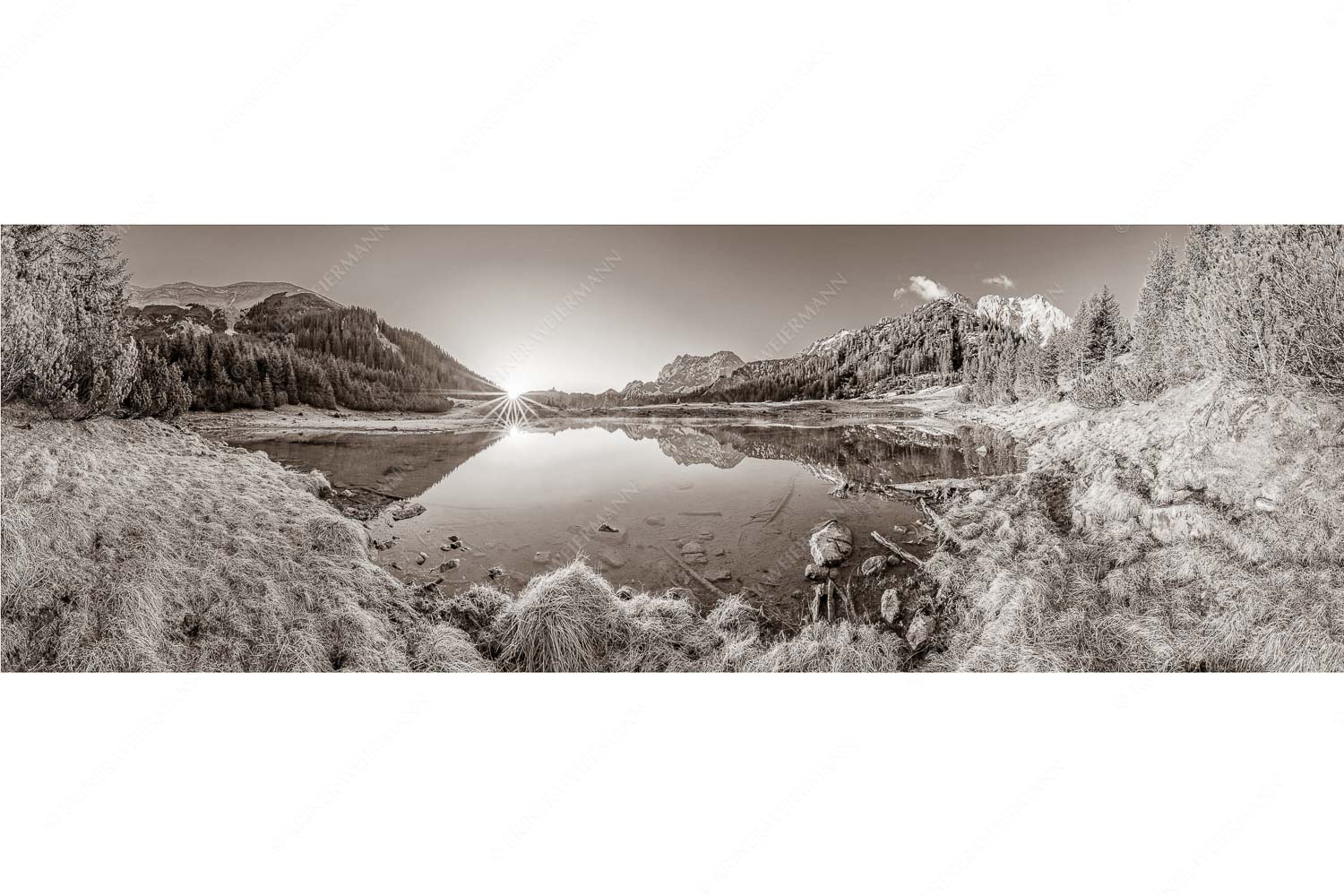 Zeit zum atmen – Seitenverhältnis 3:1 — Soiern und Karwendel Die ersten Sonnenstrahlen an dem kleinen See bei der Fereineralm