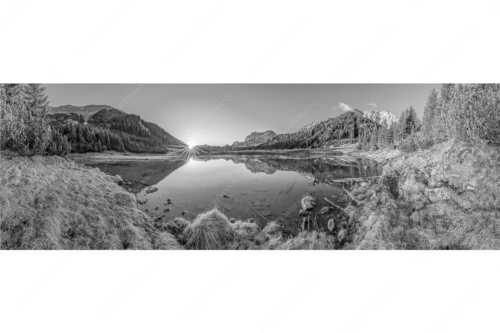 Die ersten Sonnenstrahlen an dem kleinen See bei der Fereineralm - Zeit zum atmen - Seitenverhältnis 3:1 - Soiern und Karwendel - weitere Infos unter https://www.kriner-weiermann.de