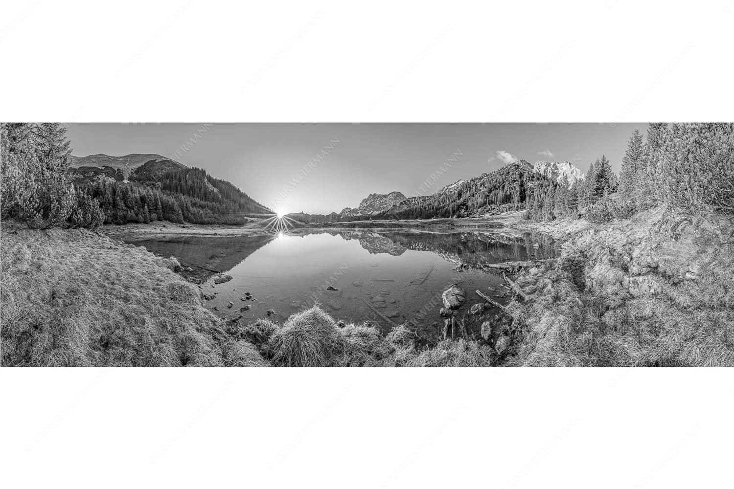 Die ersten Sonnenstrahlen an dem kleinen See bei der Fereineralm