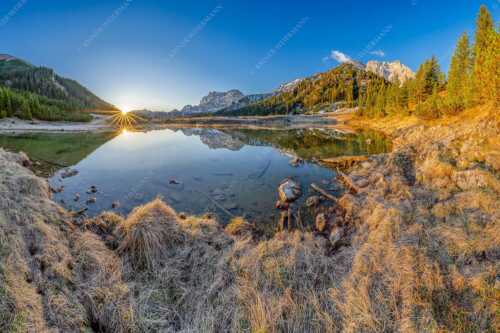 Die ersten Sonnenstrahlen an dem kleinen See bei der Fereineralm - Zeit zum atmen - Seitenverhältnis 3:2 - Soiern und Karwendel - weitere Infos unter https://www.kriner-weiermann.de