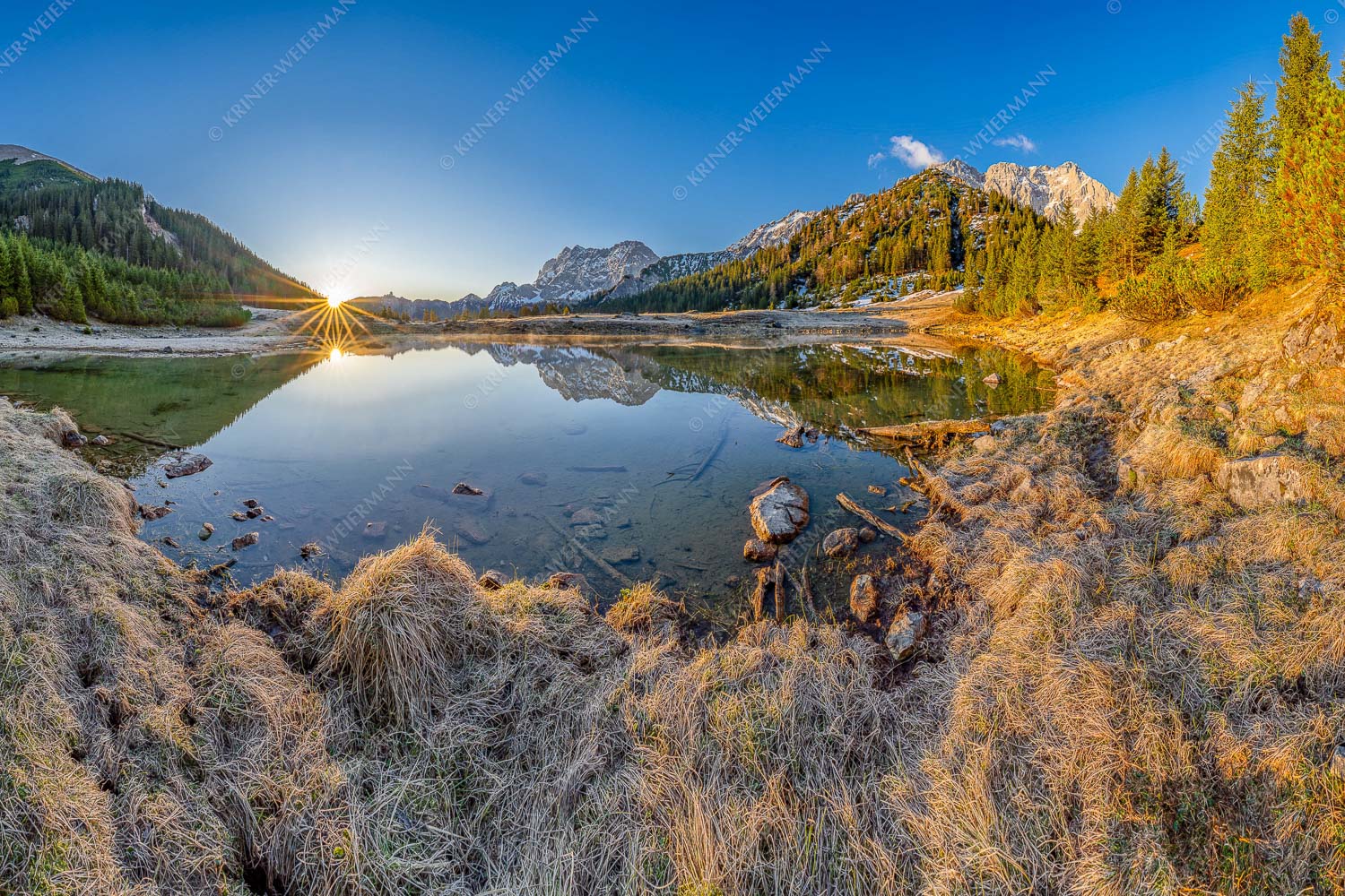 Die ersten Sonnenstrahlen an dem kleinen See bei der Fereineralm