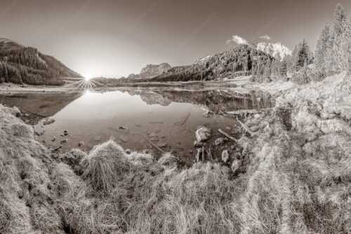 Die ersten Sonnenstrahlen an dem kleinen See bei der Fereineralm - Zeit zum atmen - Seitenverhältnis 3:2 - Soiern und Karwendel - weitere Infos unter https://www.kriner-weiermann.de