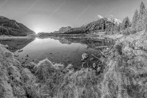 Die ersten Sonnenstrahlen an dem kleinen See bei der Fereineralm - Zeit zum atmen - Seitenverhältnis 3:2 - Soiern und Karwendel - weitere Infos unter https://www.kriner-weiermann.de