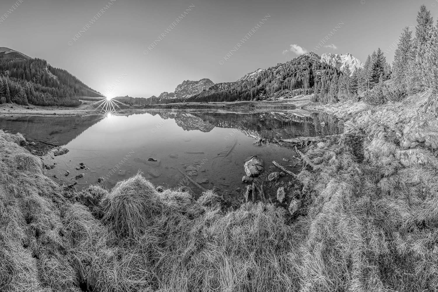 Zeit zum atmen – Seitenverhältnis 3:2 — Soiern und Karwendel Die ersten Sonnenstrahlen an dem kleinen See bei der Fereineralm