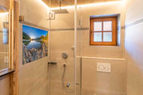 Die ersten Sonnenstrahlen an dem kleinen See bei der Fereineralm - Zeit zum atmen - Glasbild - Größe ca. 120x80cm, Seitenverhältnis 3:2 - Soiern und Karwendel - weitere Infos unter https://www.kriner-weiermann.de