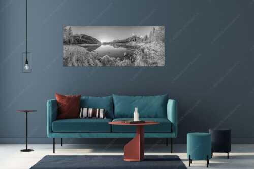 Die ersten Sonnenstrahlen an dem kleinen See bei der Fereineralm - Zeit zum atmen - Wandbild - Größe ca. 175x70cm, Seitenverhältnis 2,5:1 - Soiern und Karwendel - weitere Infos unter https://www.kriner-weiermann.de