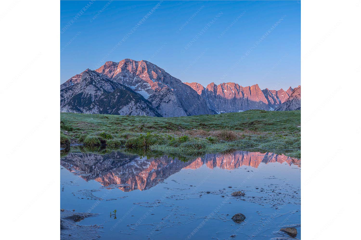 Klare Verhältnisse – Seitenverhältnis 1:1 — Morgenstimmung im Karwendel In einem kleinen See spiegelt sich der Karwendelhauptkamm mit seinen Nordwänden