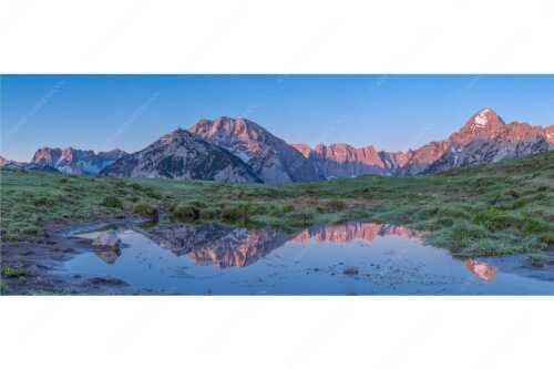 In einem kleinen See spiegelt sich der Karwendelhauptkamm mit seinen Nordwänden - Klare Verhältnisse - Seitenverhältnis 2,5:1 - Morgenstimmung im Karwendel - weitere Infos unter https://www.kriner-weiermann.de