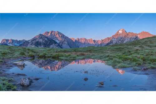 In einem kleinen See spiegelt sich der Karwendelhauptkamm mit seinen Nordwänden - Klare Verhältnisse - Seitenverhältnis 2:1 - Morgenstimmung im Karwendel - weitere Infos unter https://www.kriner-weiermann.de
