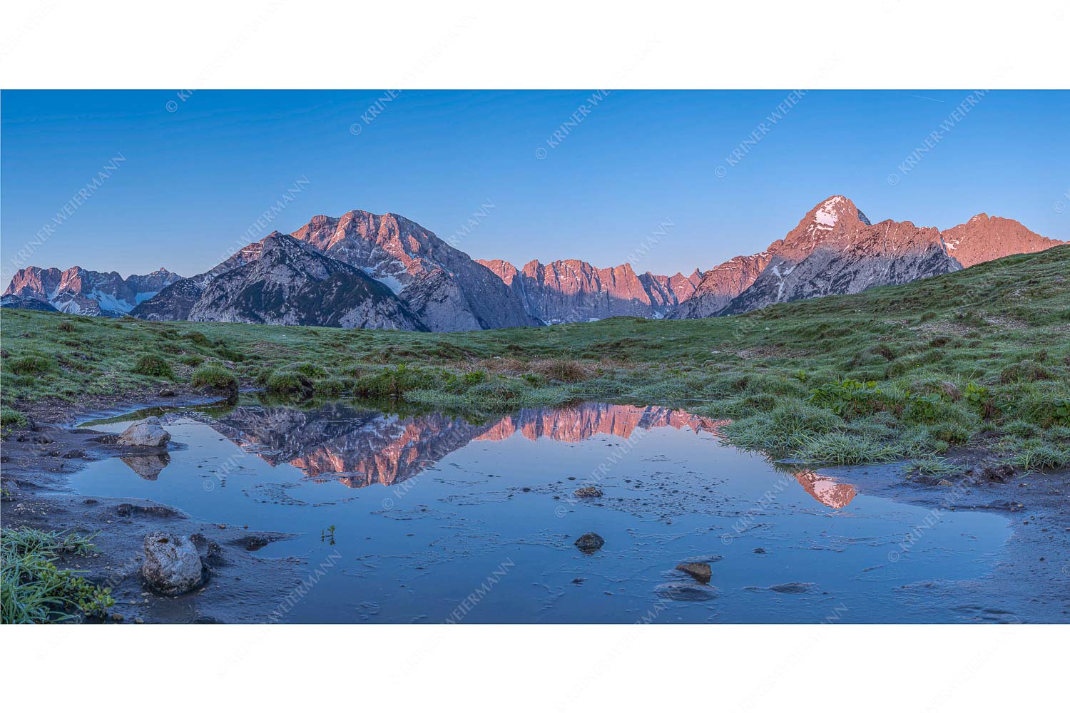 Klare Verhältnisse – Seitenverhältnis 2:1 — Morgenstimmung im Karwendel In einem kleinen See spiegelt sich der Karwendelhauptkamm mit seinen Nordwänden