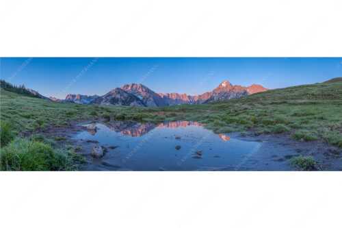 In einem kleinen See spiegelt sich der Karwendelhauptkamm mit seinen Nordwänden - Klare Verhältnisse - Seitenverhältnis 3:1 - Morgenstimmung im Karwendel - weitere Infos unter https://www.kriner-weiermann.de