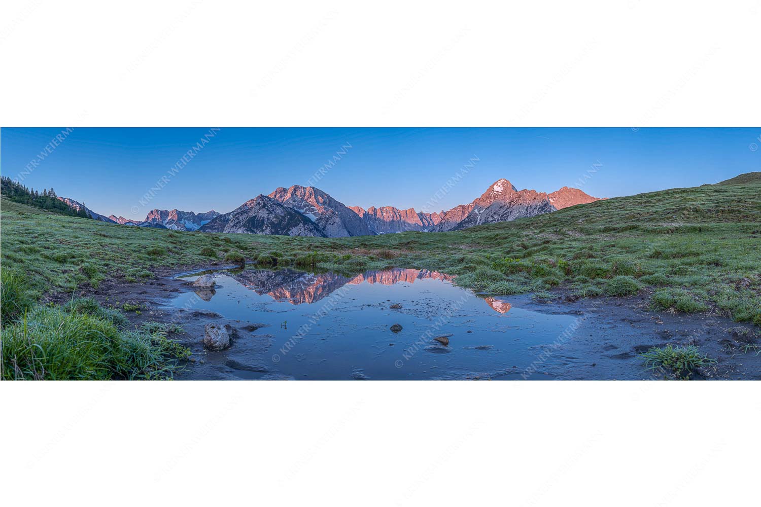 Klare Verhältnisse – Seitenverhältnis 3:1 — Morgenstimmung im Karwendel In einem kleinen See spiegelt sich der Karwendelhauptkamm mit seinen Nordwänden