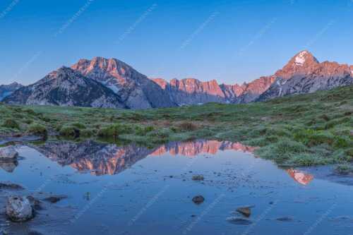 In einem kleinen See spiegelt sich der Karwendelhauptkamm mit seinen Nordwänden - Klare Verhältnisse - Seitenverhältnis 3:2 - Morgenstimmung im Karwendel - weitere Infos unter https://www.kriner-weiermann.de