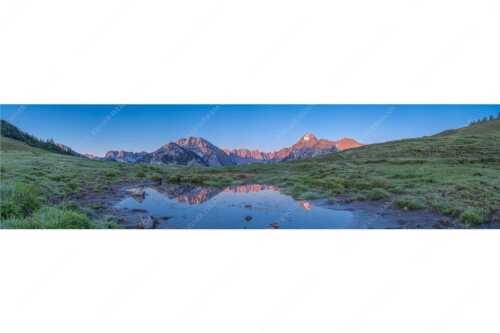 In einem kleinen See spiegelt sich der Karwendelhauptkamm mit seinen Nordwänden - Klare Verhältnisse - Seitenverhältnis 4:1 - Morgenstimmung im Karwendel - weitere Infos unter https://www.kriner-weiermann.de