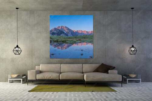 In einem kleinen See spiegelt sich der Karwendelhauptkamm mit seinen Nordwänden - Klare Verhältnisse - Wandbild - Größe ca. 160x160cm, Seitenverhältnis 1:1 - Morgenstimmung im Karwendel - weitere Infos unter https://www.kriner-weiermann.de