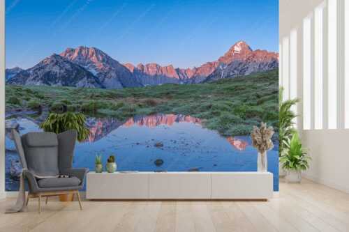 In einem kleinen See spiegelt sich der Karwendelhauptkamm mit seinen Nordwänden - Klare Verhältnisse - Fototapete - Größe ca. 300x200cm, Seitenverhältnis 3:2 - Morgenstimmung im Karwendel - weitere Infos unter https://www.kriner-weiermann.de
