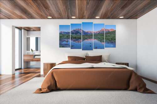 In einem kleinen See spiegelt sich der Karwendelhauptkamm mit seinen Nordwänden - Klare Verhältnisse - Wandbild - 5er Split, Größe ca. 200x100cm, Seitenverhältnis 2:1 - Morgenstimmung im Karwendel - weitere Infos unter https://www.kriner-weiermann.de
