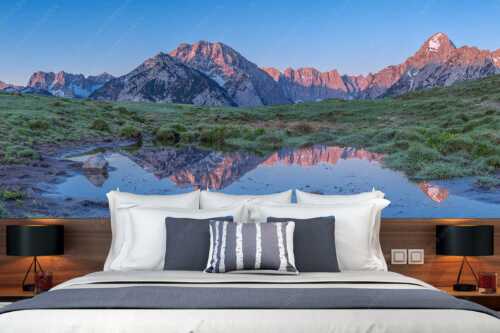 In einem kleinen See spiegelt sich der Karwendelhauptkamm mit seinen Nordwänden - Klare Verhältnisse - Fototapete - Größe ca. 350x140cm, Seitenverhältnis 2,5:1 - Morgenstimmung im Karwendel - weitere Infos unter https://www.kriner-weiermann.de