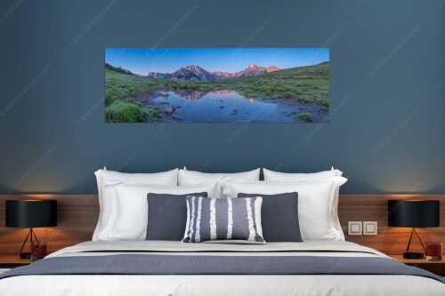In einem kleinen See spiegelt sich der Karwendelhauptkamm mit seinen Nordwänden - Klare Verhältnisse - Wandbild - Größe ca. 180x60cm, Seitenverhältnis 3:1 - Morgenstimmung im Karwendel - weitere Infos unter https://www.kriner-weiermann.de