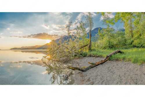 Der Kochelsee bietet viele idyllische Ecken zum innehalten - Verspielt - Seitenverhältnis 2:1 - Kochelsee mit Jochberg - weitere Infos unter https://www.kriner-weiermann.de