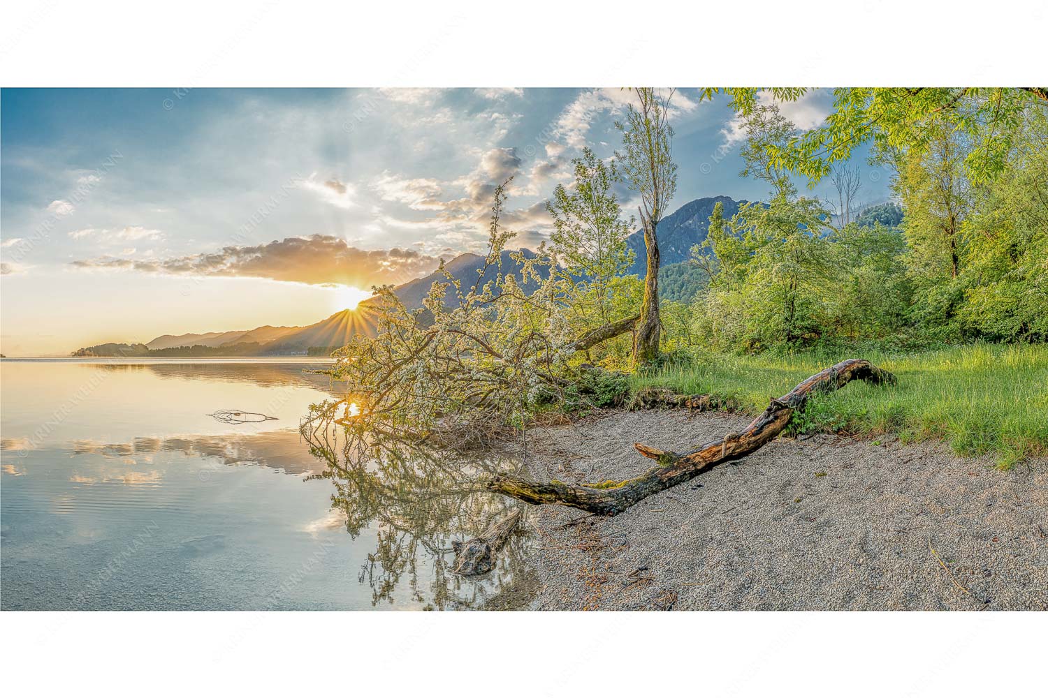 Verspielt – Seitenverhältnis 2:1 — Kochelsee mit Jochberg Der Kochelsee bietet viele idyllische Ecken zum innehalten