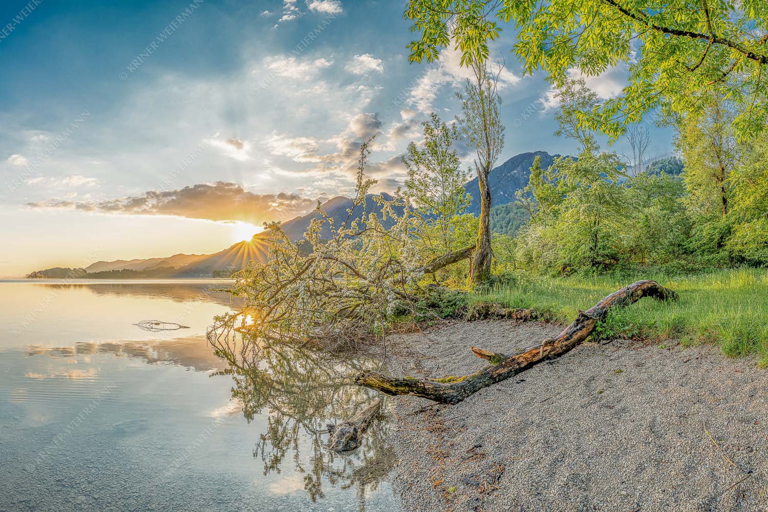 Verspielt – Seitenverhältnis 3:2 — Kochelsee mit Jochberg Der Kochelsee bietet viele idyllische Ecken zum innehalten