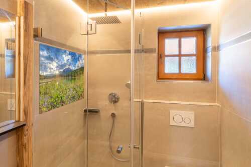 Die zarten Blüten des Fieberklees sind mit die ersten Booten im Frühling - Zartes Wesen - Glasbild - Größe ca. 120x80cm, Seitenverhältnis 3:2 - Lautersee mit Karwendel - weitere Infos unter https://www.kriner-weiermann.de