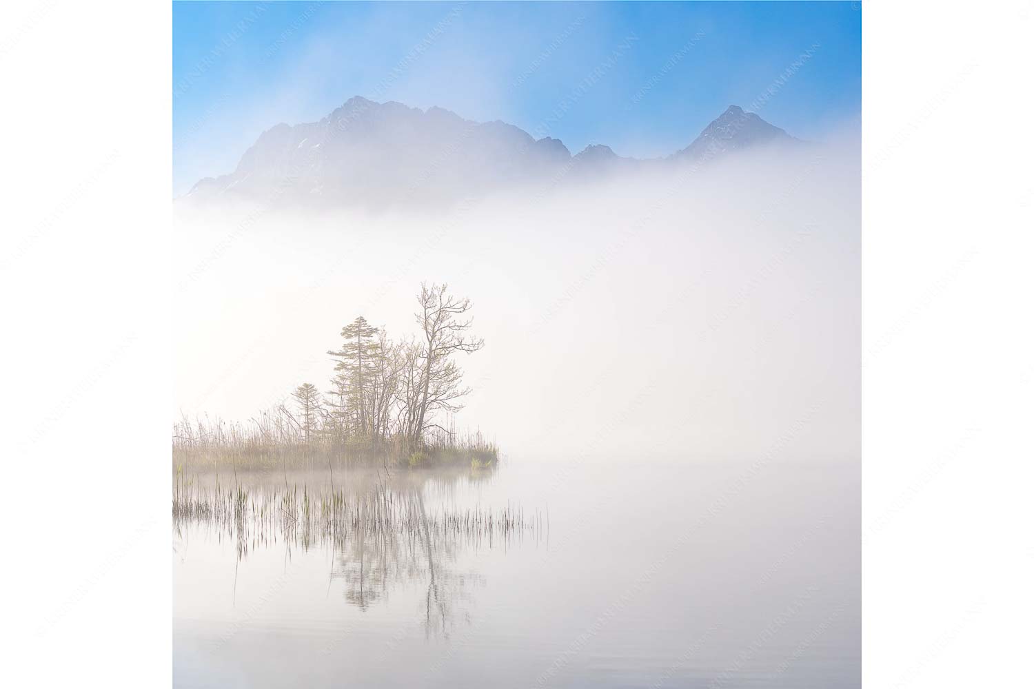 Zwischen Spiegel und Schleier – Seitenverhältnis 1:1 — Barmsee mit Karwendel Blick über den Barmsee zum Wörner und Tiefkarspitze im Karwendelgebirge