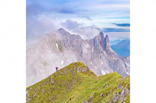 Bergsteigerin auf dem Grat zum Kuhkopf im Karwendelgebirge - Bergauf Bergab - Seitenverhältnis 1:1 - Karwendel Kuhkopf Grabenkarturm - weitere Infos unter https://www.kriner-weiermann.de