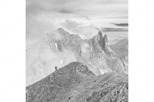 Bergsteigerin auf dem Grat zum Kuhkopf im Karwendelgebirge - Bergauf Bergab - Seitenverhältnis 1:1 - Karwendel Kuhkopf Grabenkarturm - weitere Infos unter https://www.kriner-weiermann.de