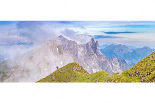 Bergsteigerin auf dem Grat zum Kuhkopf im Karwendelgebirge - Bergauf Bergab - Seitenverhältnis 2,5:1 - Karwendel Kuhkopf Grabenkarturm - weitere Infos unter https://www.kriner-weiermann.de