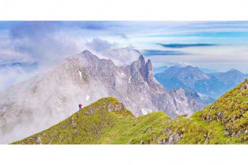 Bergsteigerin auf dem Grat zum Kuhkopf im Karwendelgebirge - Bergauf Bergab - Seitenverhältnis 2:1 - Karwendel Kuhkopf Grabenkarturm - weitere Infos unter https://www.kriner-weiermann.de