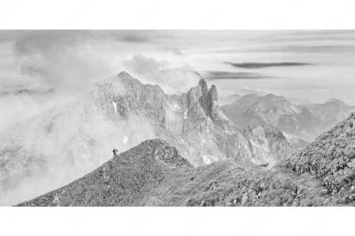 Bergsteigerin auf dem Grat zum Kuhkopf im Karwendelgebirge - Bergauf Bergab - Seitenverhältnis 2:1 - Karwendel Kuhkopf Grabenkarturm - weitere Infos unter https://www.kriner-weiermann.de
