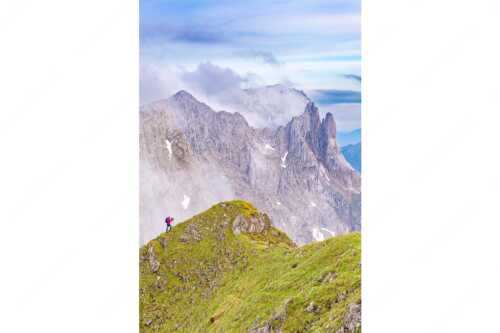 Bergsteigerin auf dem Grat zum Kuhkopf im Karwendelgebirge - Bergauf Bergab - Seitenverhältnis 2:3 - Karwendel Kuhkopf Grabenkarturm - weitere Infos unter https://www.kriner-weiermann.de