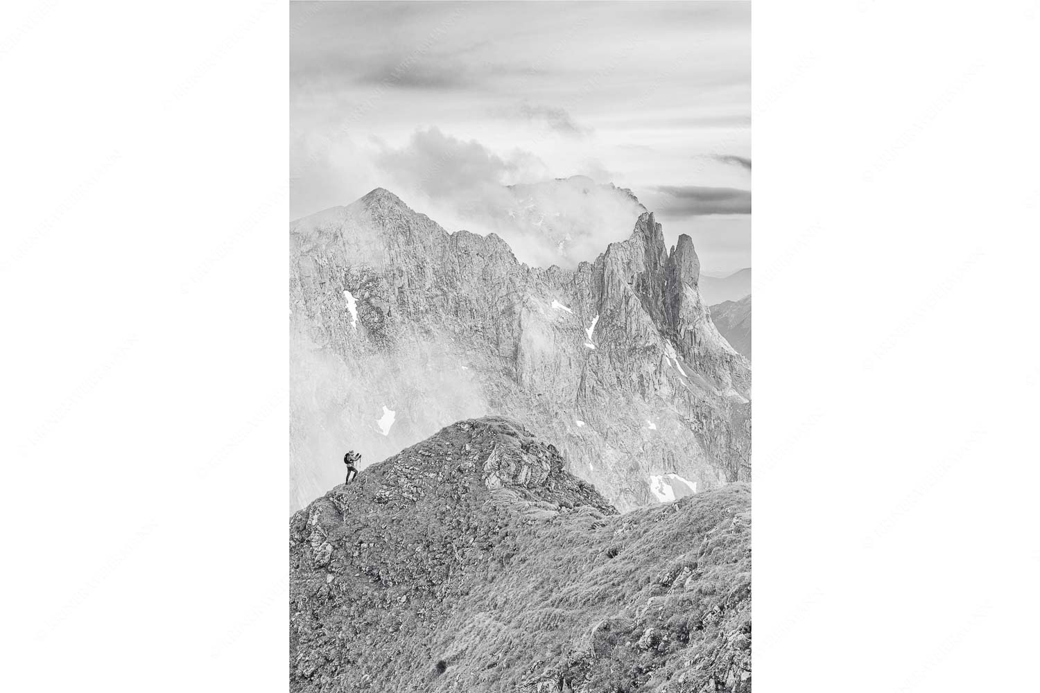 Bergauf Bergab – Seitenverhältnis 2:3 — Karwendel Kuhkopf Grabenkarturm Bergsteigerin auf dem Grat zum Kuhkopf im Karwendelgebirge