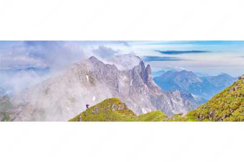 Bergsteigerin auf dem Grat zum Kuhkopf im Karwendelgebirge - Bergauf Bergab - Seitenverhältnis 3:1 - Karwendel Kuhkopf Grabenkarturm - weitere Infos unter https://www.kriner-weiermann.de