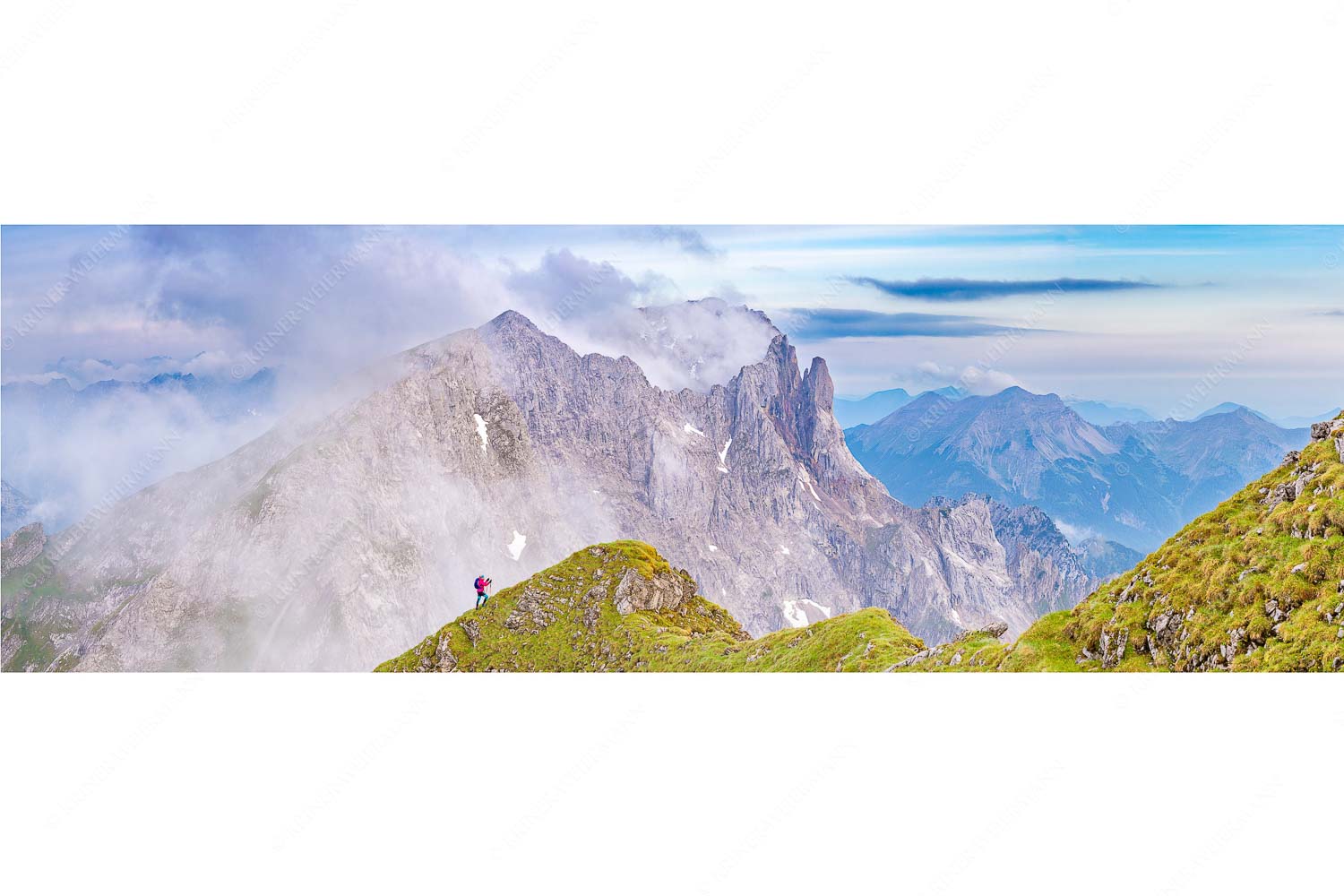 Bergauf Bergab – Seitenverhältnis 3:1 — Karwendel Kuhkopf Grabenkarturm Bergsteigerin auf dem Grat zum Kuhkopf im Karwendelgebirge