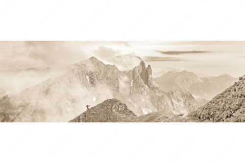 Bergsteigerin auf dem Grat zum Kuhkopf im Karwendelgebirge - Bergauf Bergab - Seitenverhältnis 3:1 - Karwendel Kuhkopf Grabenkarturm - weitere Infos unter https://www.kriner-weiermann.de
