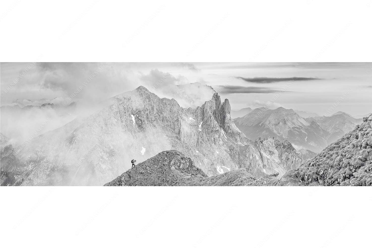 Bergsteigerin auf dem Grat zum Kuhkopf im Karwendelgebirge - Bergauf Bergab - Seitenverhältnis 3:1 - Karwendel Kuhkopf Grabenkarturm - weitere Infos unter https://www.kriner-weiermann.de