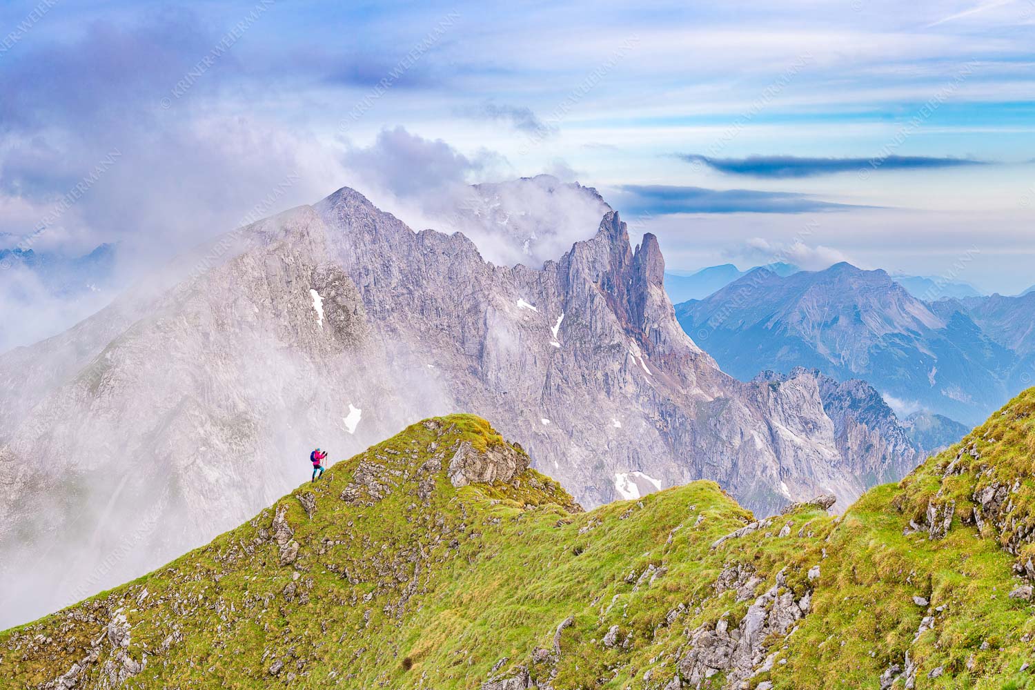 Bergsteigerin auf dem Grat zum Kuhkopf im Karwendelgebirge - Bergauf Bergab - Seitenverhältnis 3:2 - Karwendel Kuhkopf Grabenkarturm - weitere Infos unter https://www.kriner-weiermann.de
