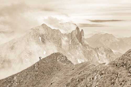 Bergsteigerin auf dem Grat zum Kuhkopf im Karwendelgebirge - Bergauf Bergab - Seitenverhältnis 3:2 - Karwendel Kuhkopf Grabenkarturm - weitere Infos unter https://www.kriner-weiermann.de
