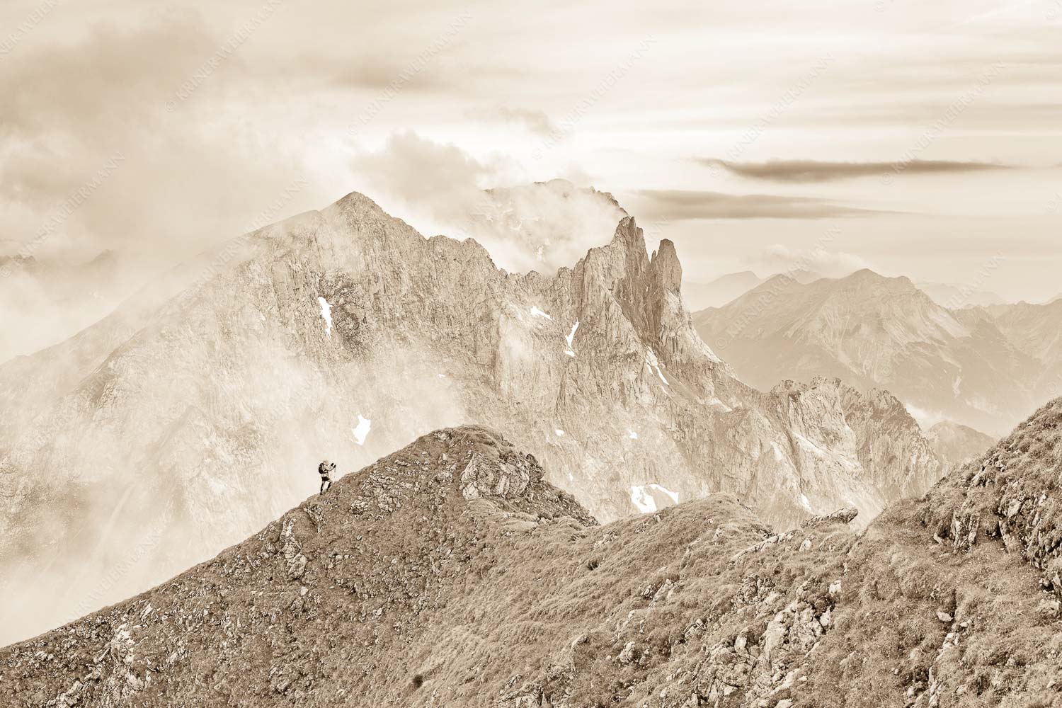 Bergauf Bergab – Seitenverhältnis 3:2 — Karwendel Kuhkopf Grabenkarturm Bergsteigerin auf dem Grat zum Kuhkopf im Karwendelgebirge